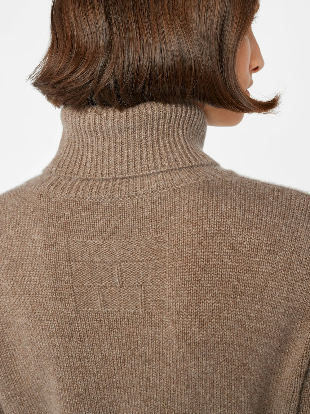sweater back view frame detail